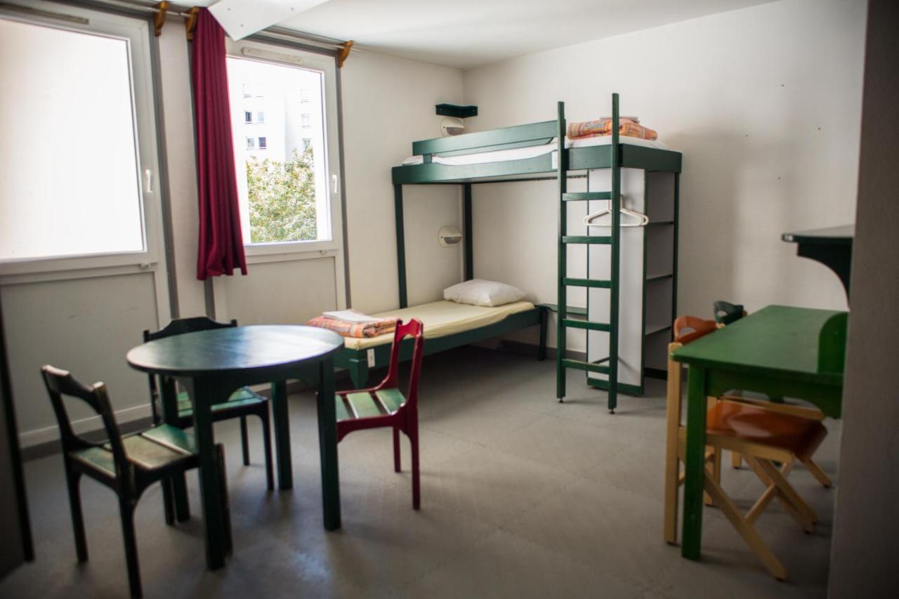 Posto Letto in Dormitorio Femminile con 5 Letti