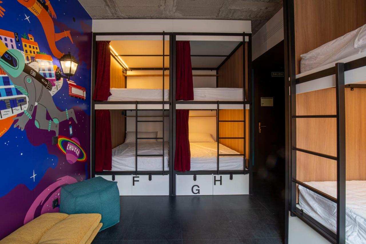 Posto Letto Singolo in Dormitorio Premium con 8 Letti