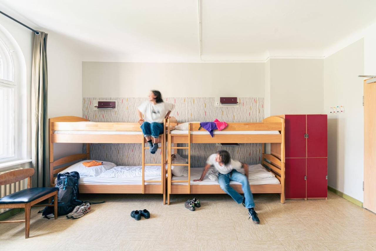Posto Letto in Dormitorio con 4 Letti e Bagno in Comune