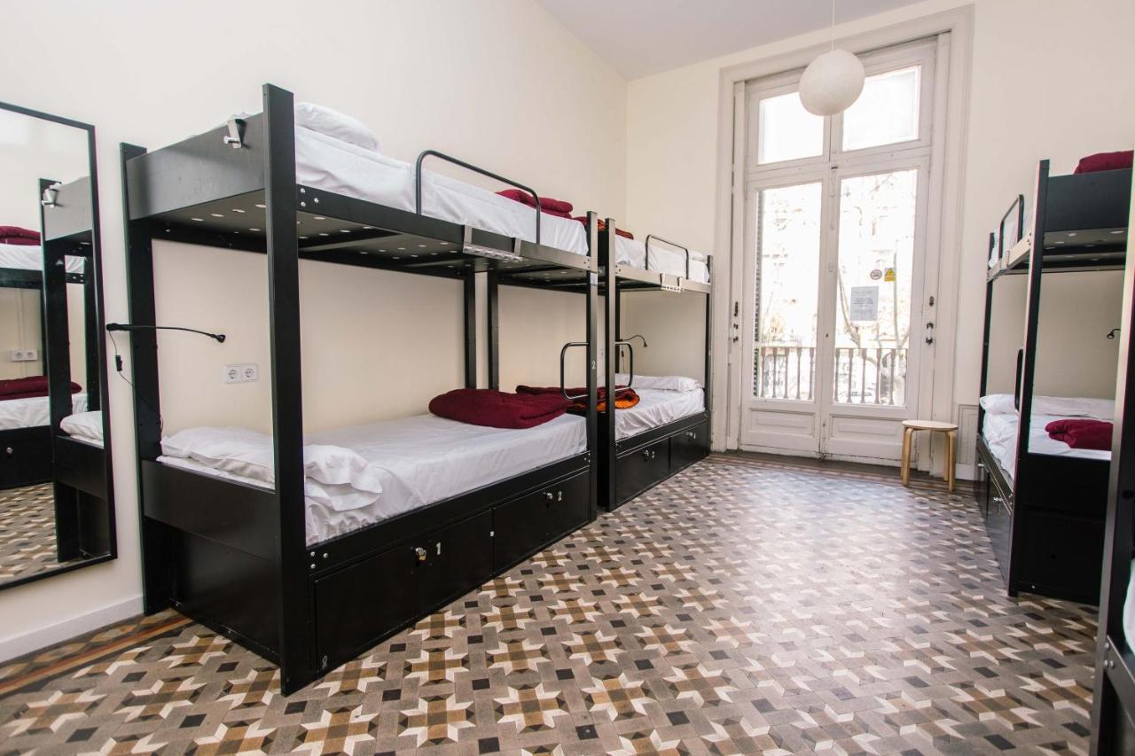 Posto Letto in Dormitorio con 8 Letti