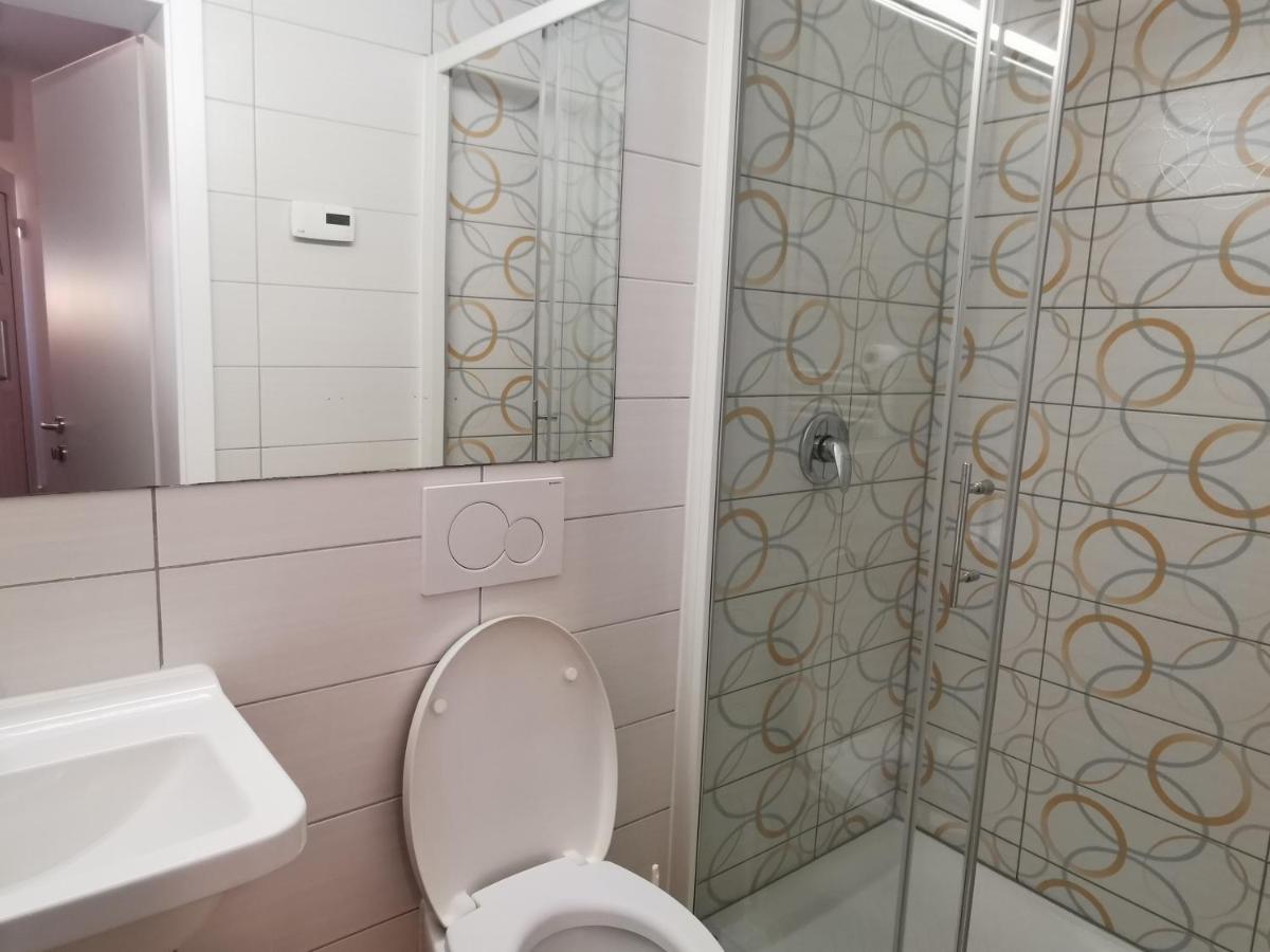 Letto Singolo in Dormitorio Femminile con 5 Letti