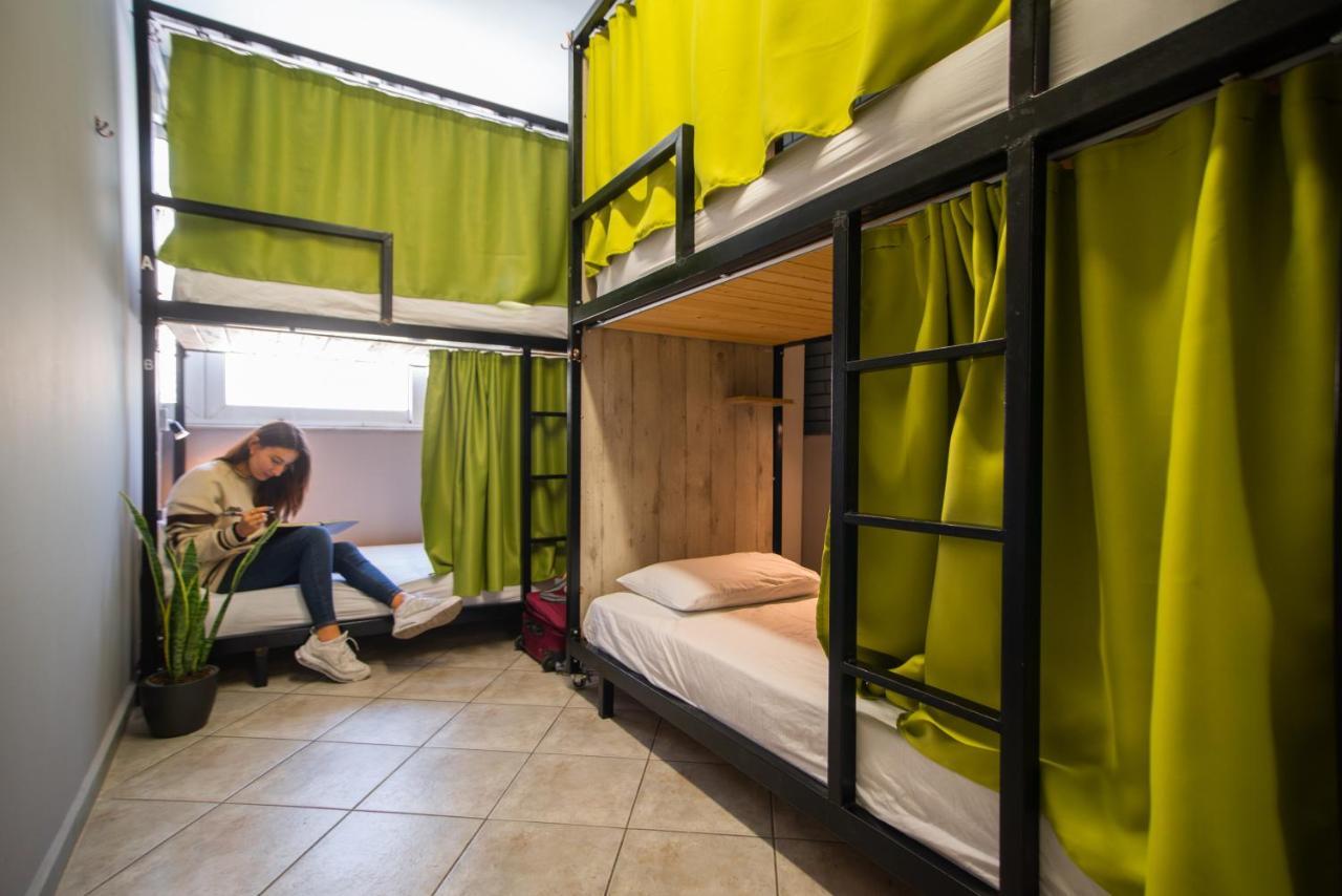 Posto Letto in Dormitorio Femminile con 6 Letti