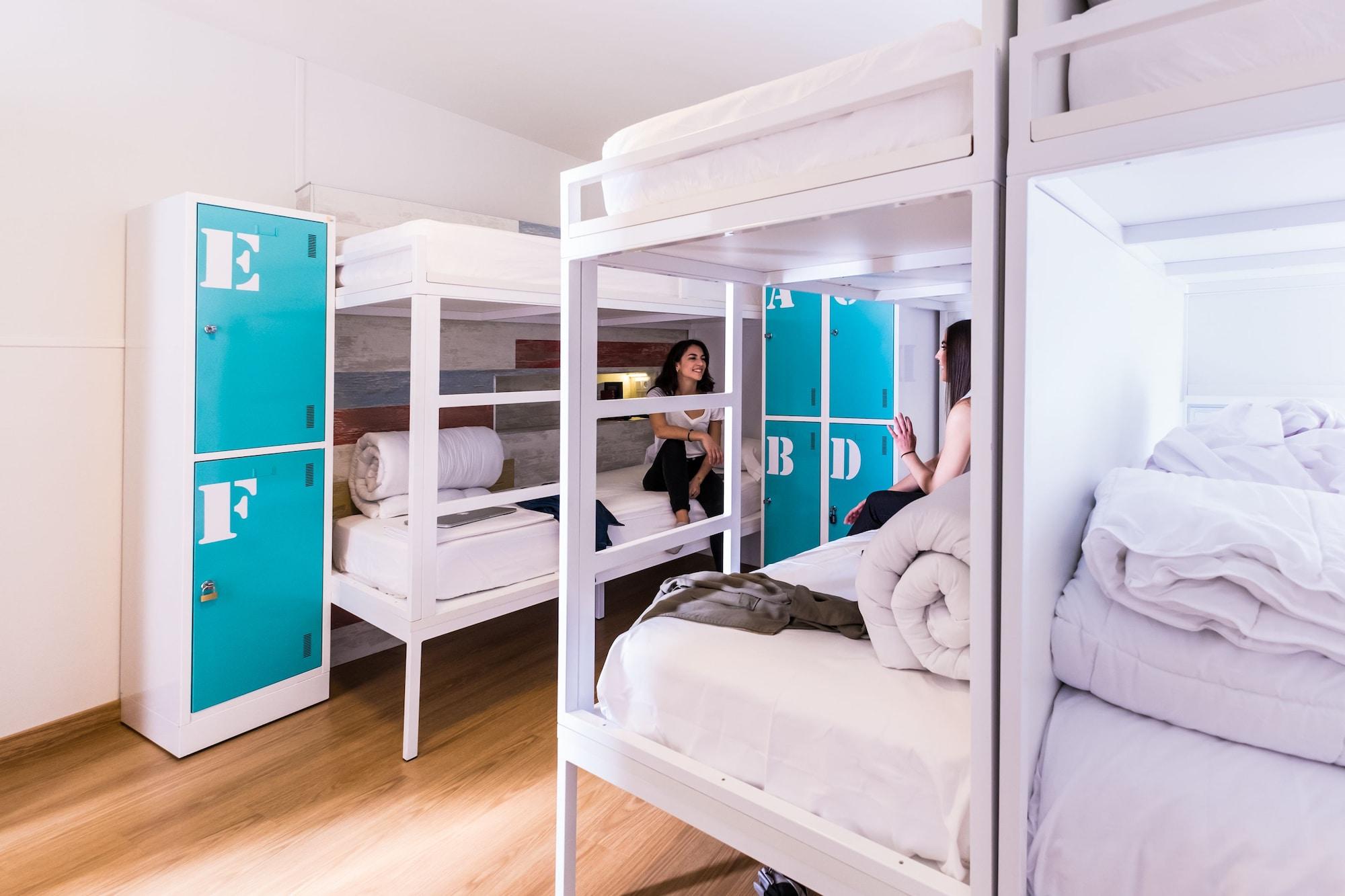 Posto Letto in Dormitorio Femminile con 6 Letti