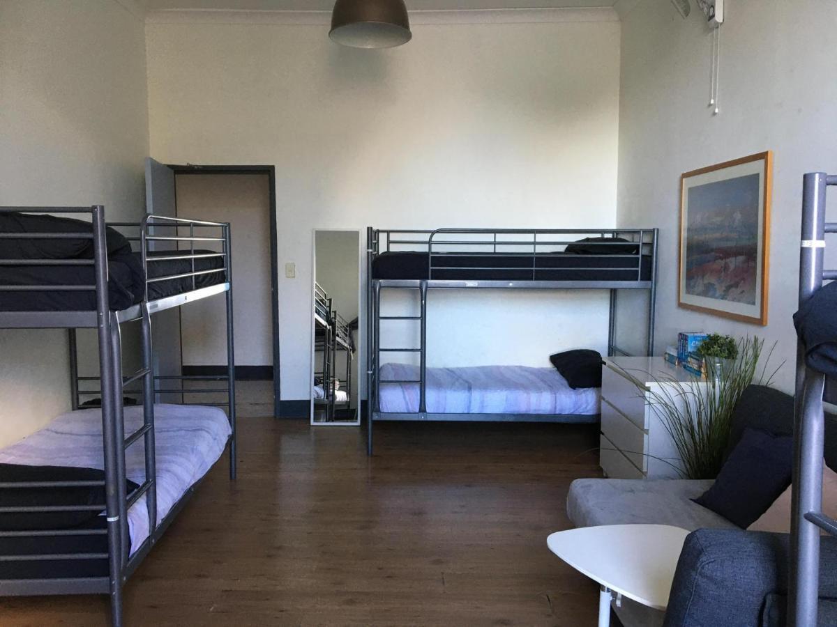 Posto Letto in Dormitorio Misto con 8 Letti