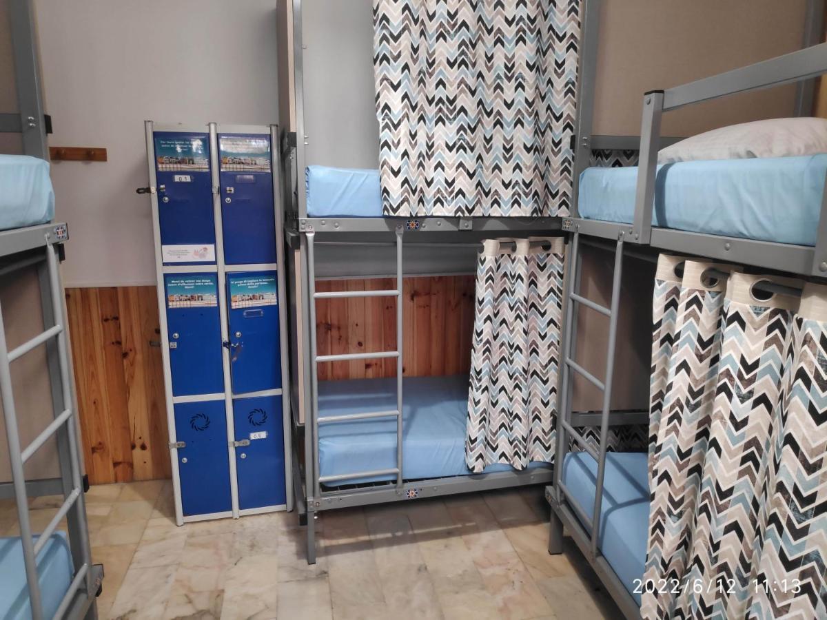 Posto Letto in Dormitorio Misto con 6 Letti