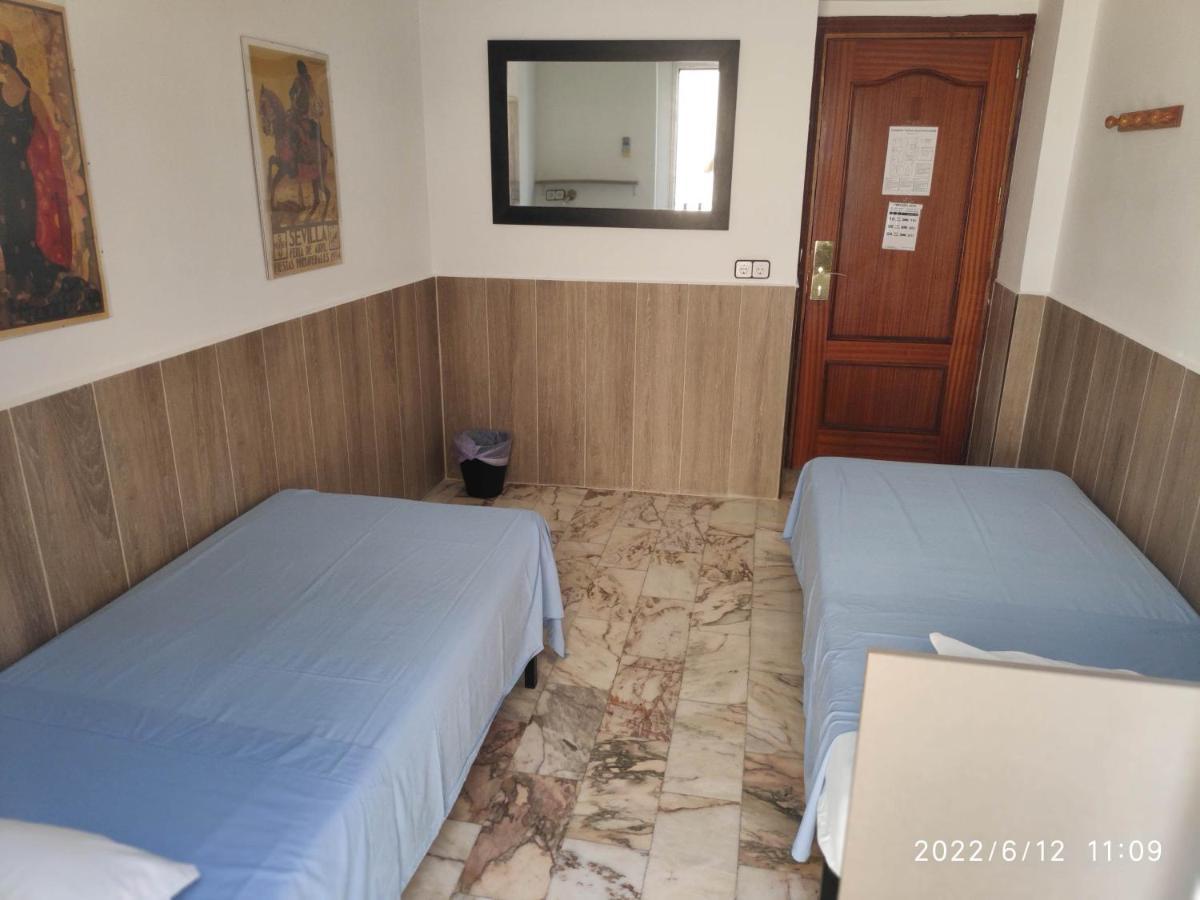 Camera Doppia con Letti Singoli e Bagno in Comune