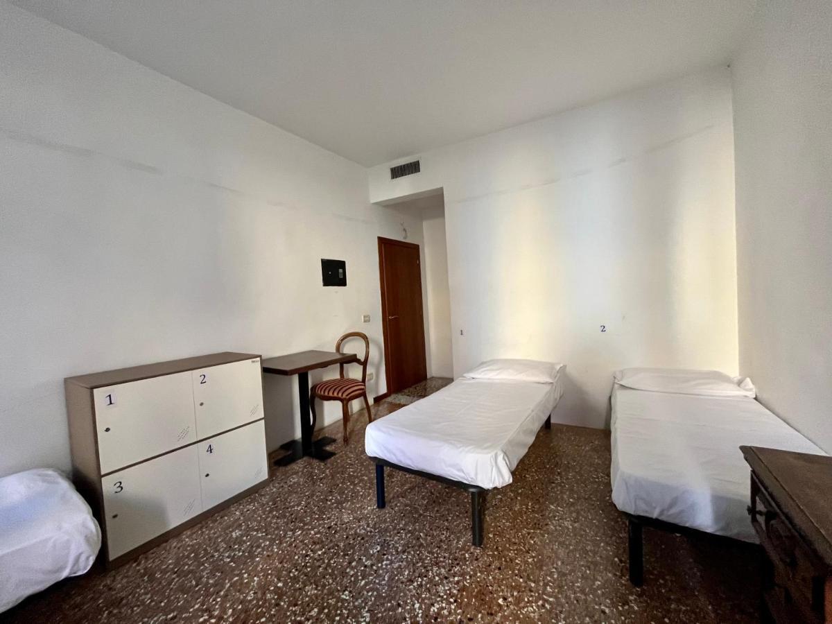 Posto Letto in Dormitorio con 4 Letti