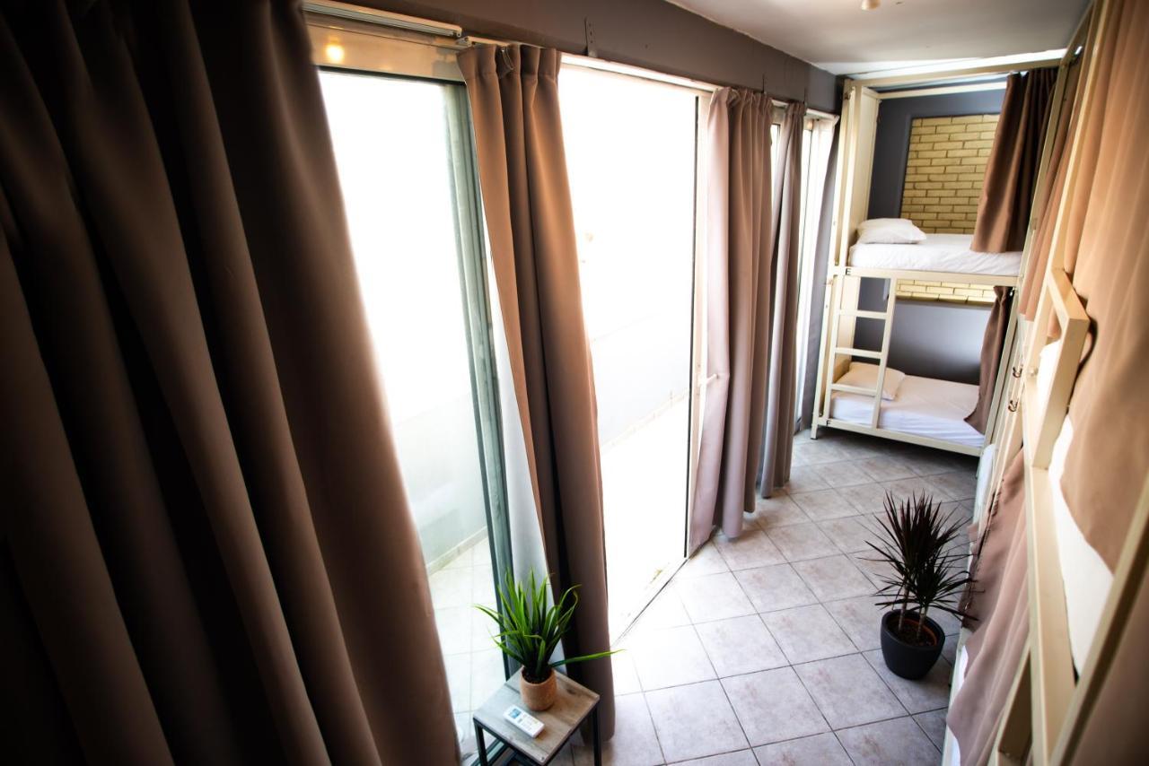 Posto Letto in Dormitorio Misto con 6 Letti e Terrazza Privata