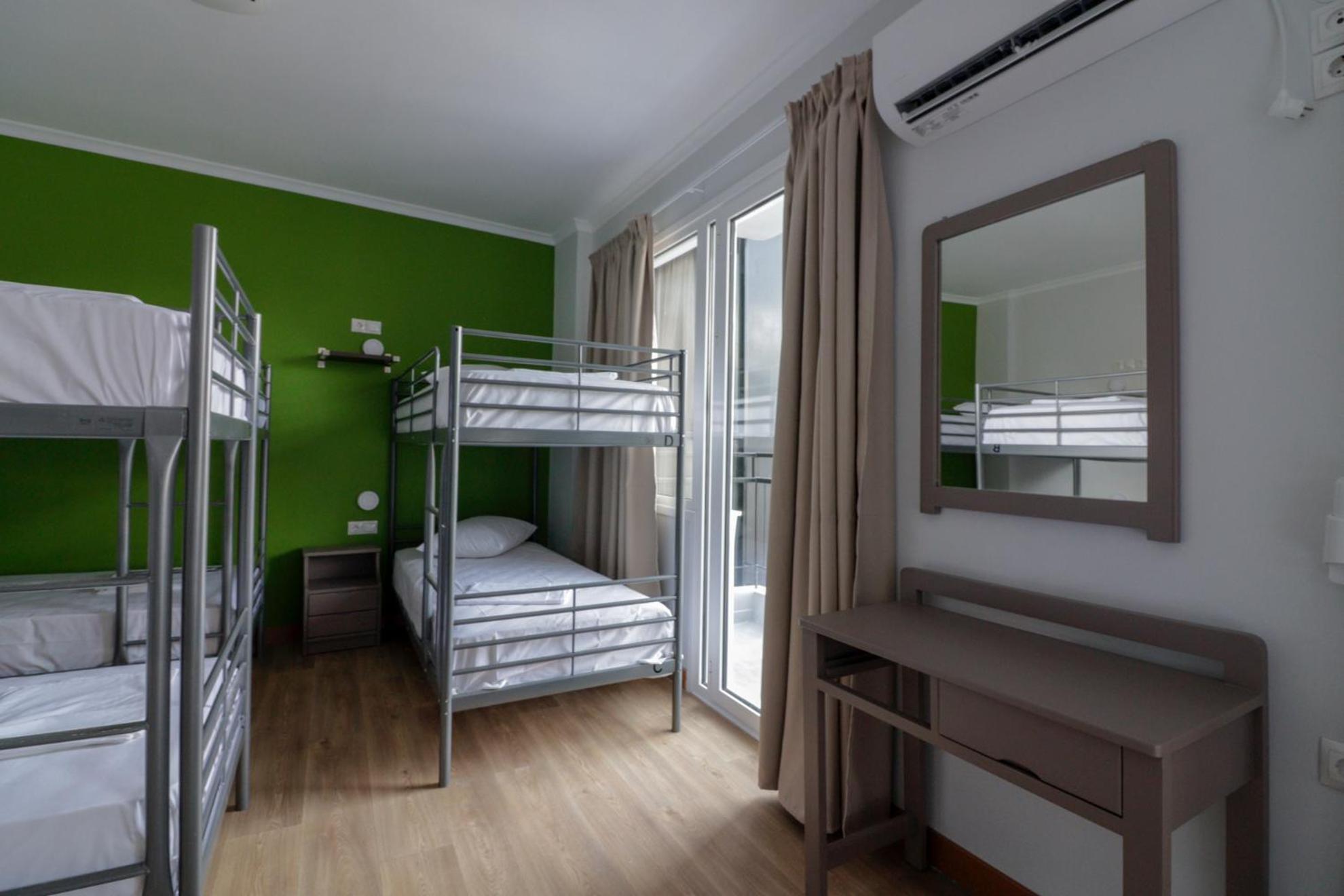 Posto Letto in Dormitorio Misto con 8 Letti