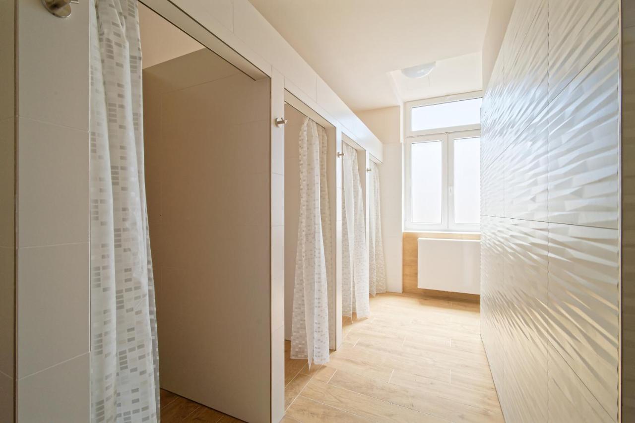 Posto Letto in Dormitorio Femminile con 3 Letti