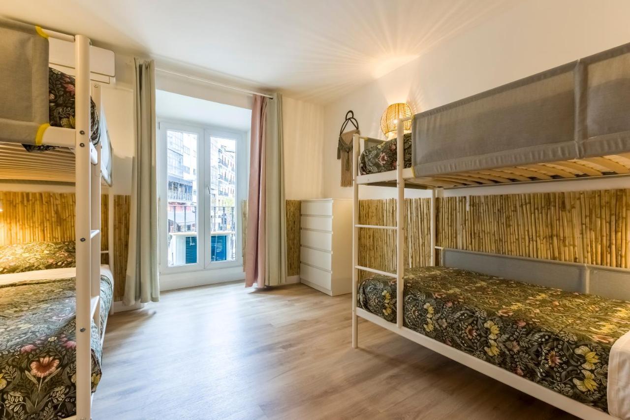 Posto Letto in Dormitorio Femminile con 8 Letti