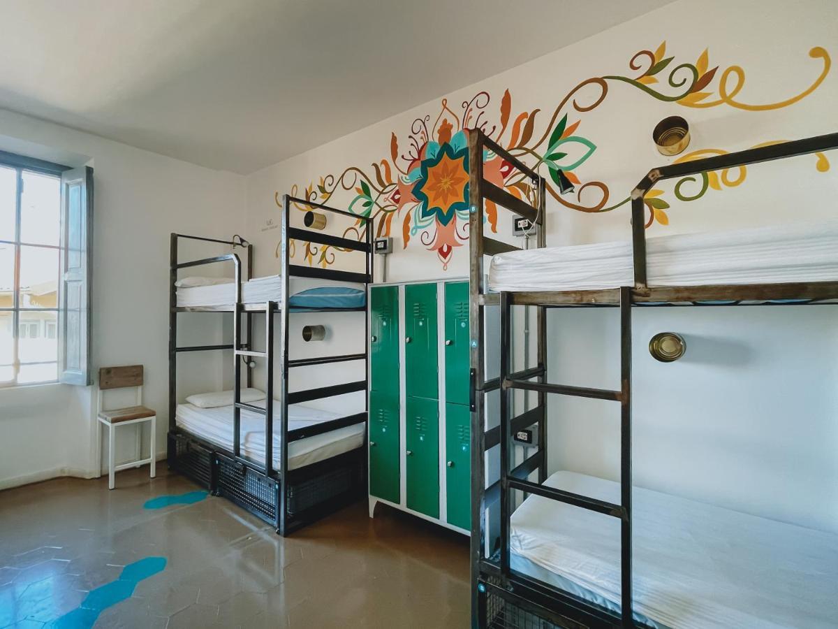 Posto Letto Singolo in Dormitorio Femminile per 8 Persone