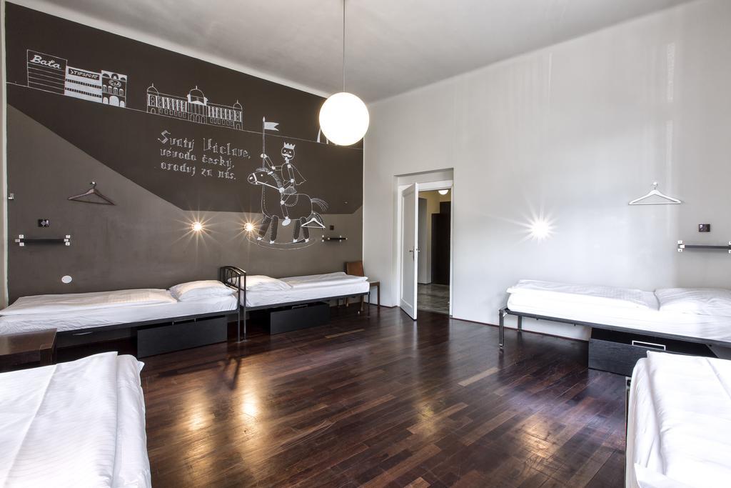 Letto Singolo in Dormitorio Femminile con 5 Letti