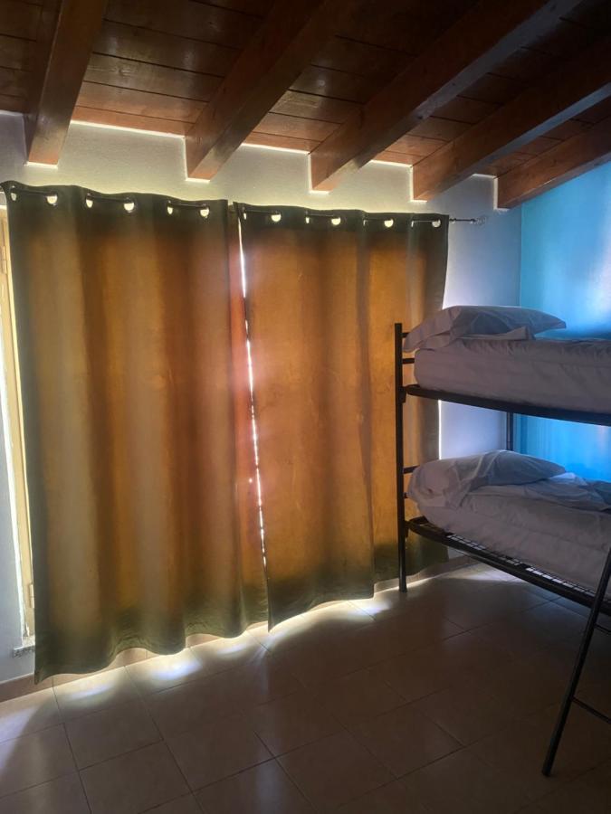 Posto Letto in Dormitorio Misto con 4 Letti a Castello