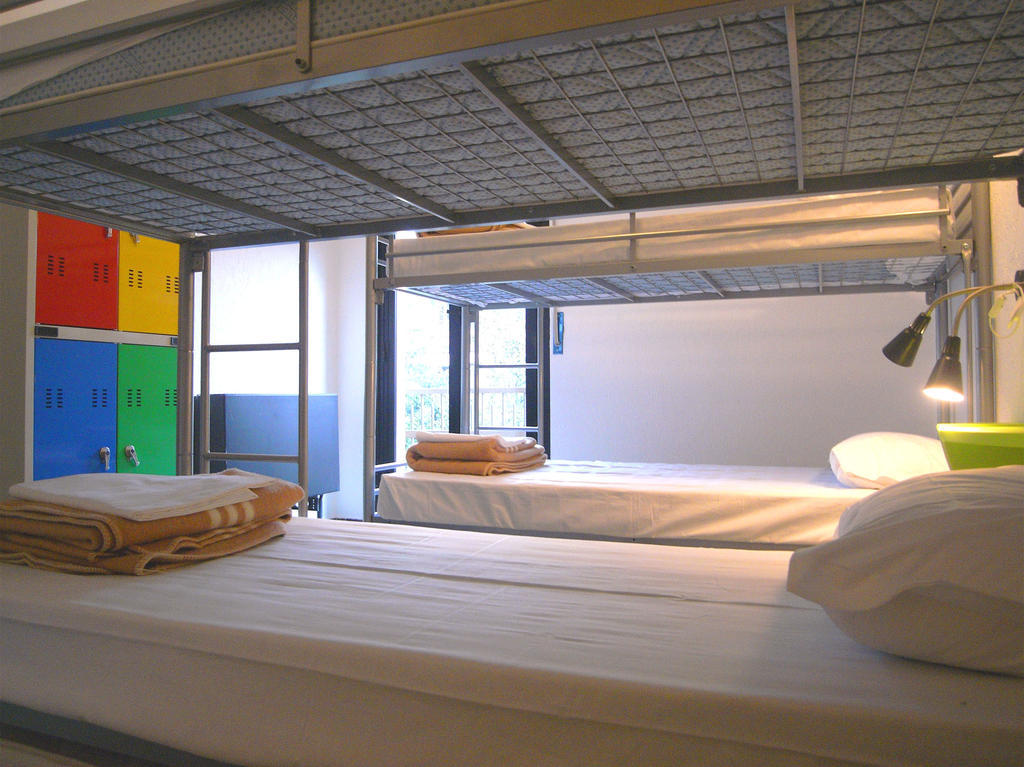 Posto Letto in Dormitorio Misto con 8 Letti