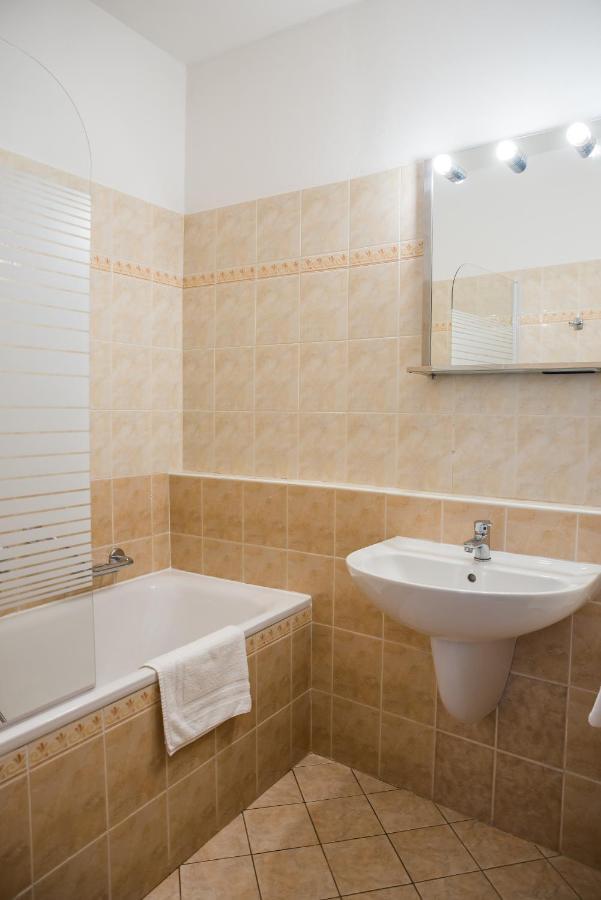 Double Room,1381636682:JPEG