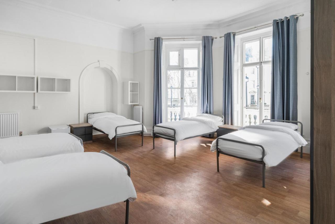 Letto Singolo in Dormitorio Femminile con 5 Letti