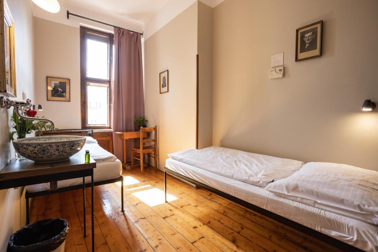 Camera Doppia con Letti Singoli e Bagno in Comune
