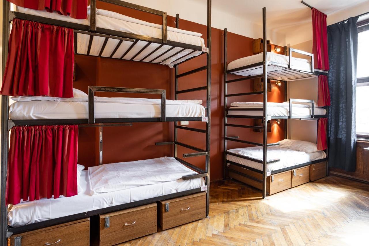 Posto Letto in Dormitorio Misto per 12 Persone