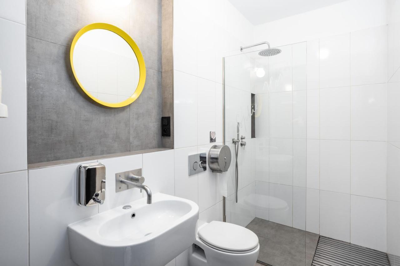 Posto Letto in Dormitorio Misto con 6 Letti e Bagno Privato