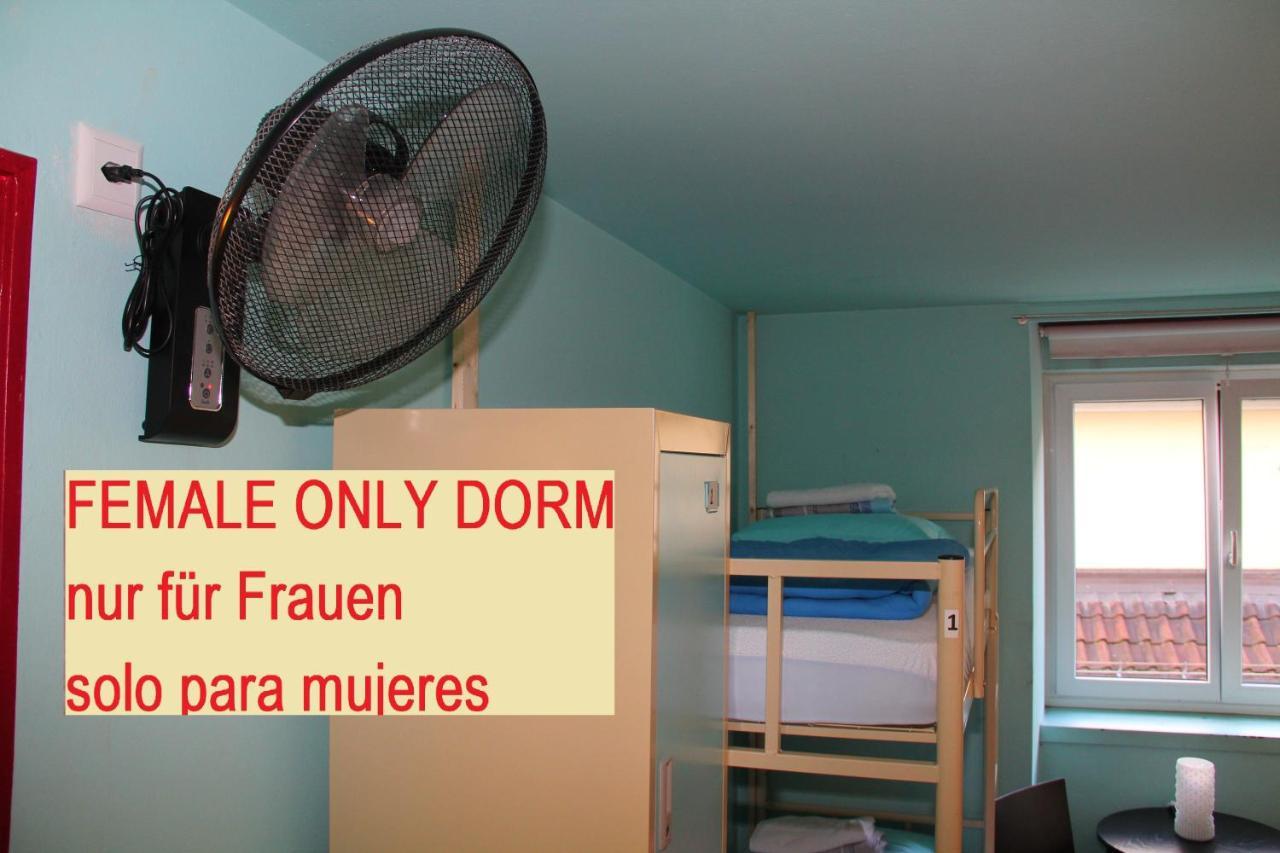 Posto Letto Budget in Dormitorio Femminile con 6 Letti