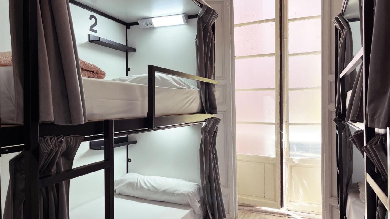 Posto Letto in Dormitorio con 6 Letti e Bagno in Comune