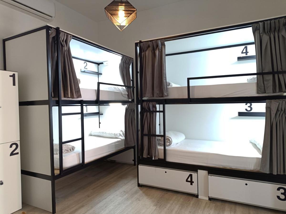 Posto Letto in Dormitorio Misto con 12 Letti e Bagno Privato