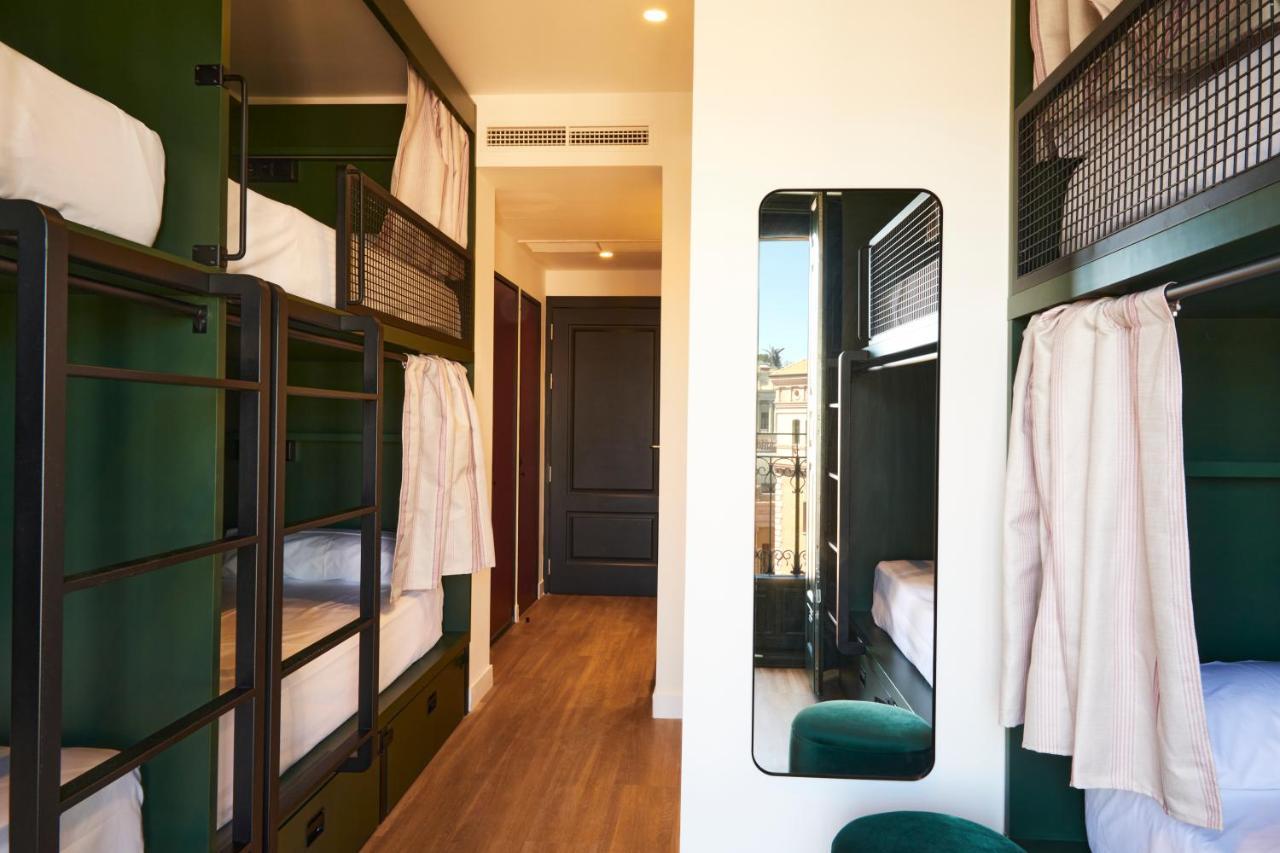 Dormitorio Femminile con 6 Letti