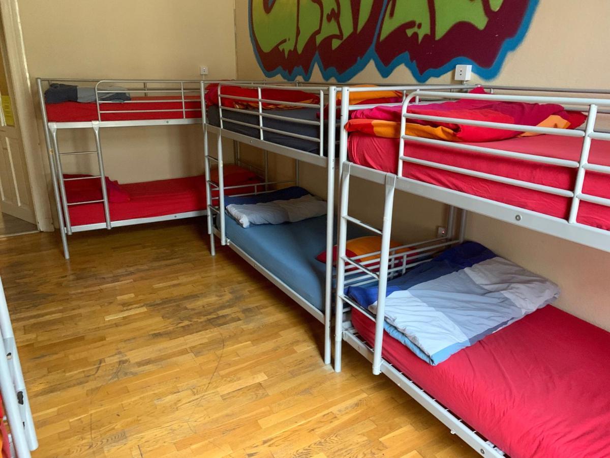 Posto Letto in Dormitorio Misto con 8 Letti