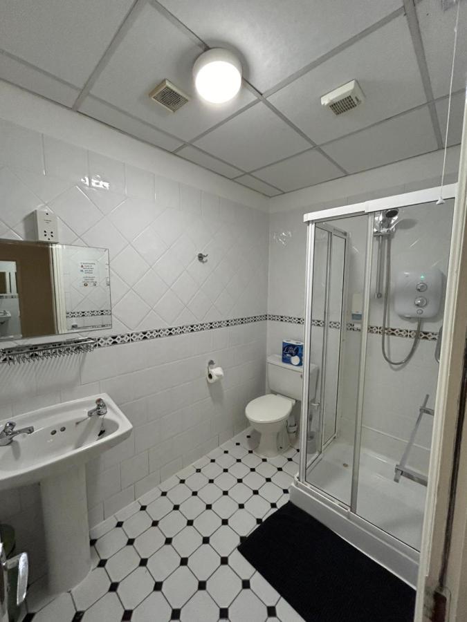 Camera Doppia con Letti Singoli e Bagno in Comune