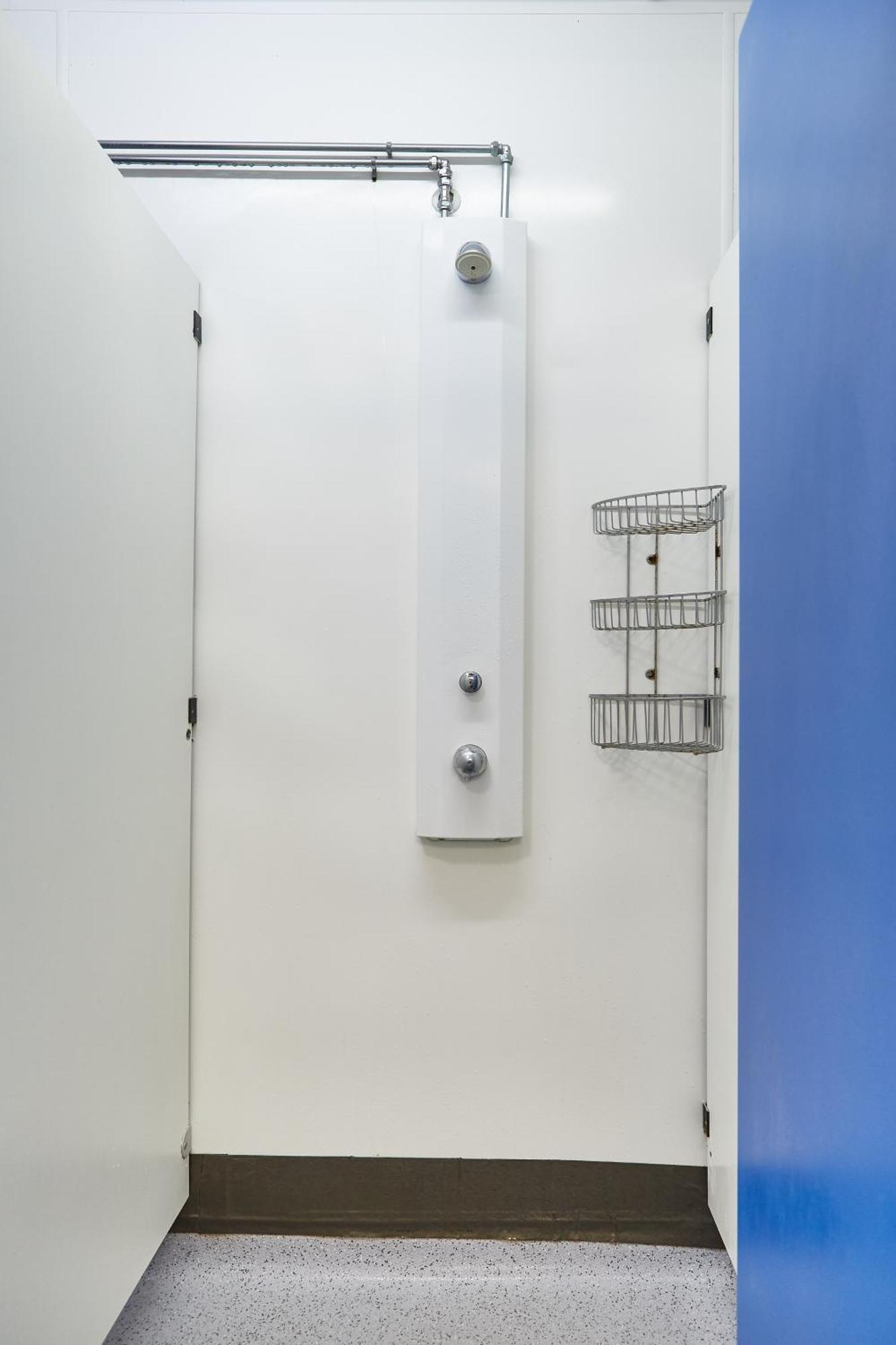 Posto Letto in Dormitorio Misto con 9 Letti e Bagno Esterno in Comune