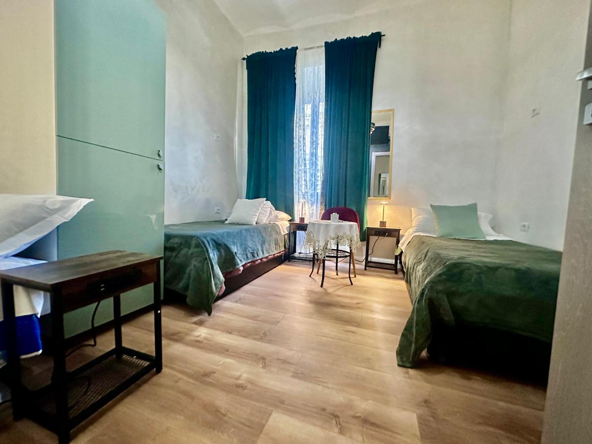 Posto Letto in Dormitorio Misto con 5 Letti