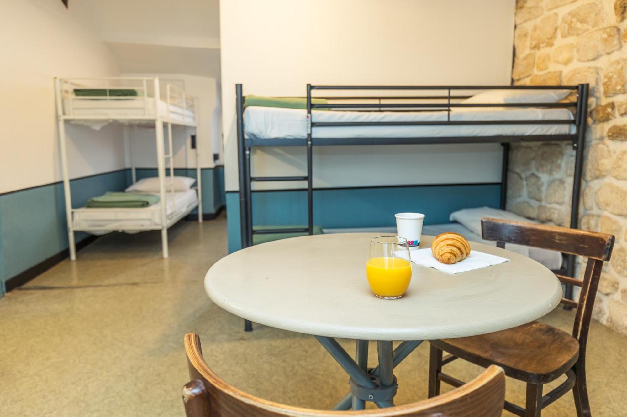 Posto Letto in Dormitorio Misto con 6 Letti e Bagno in Comune