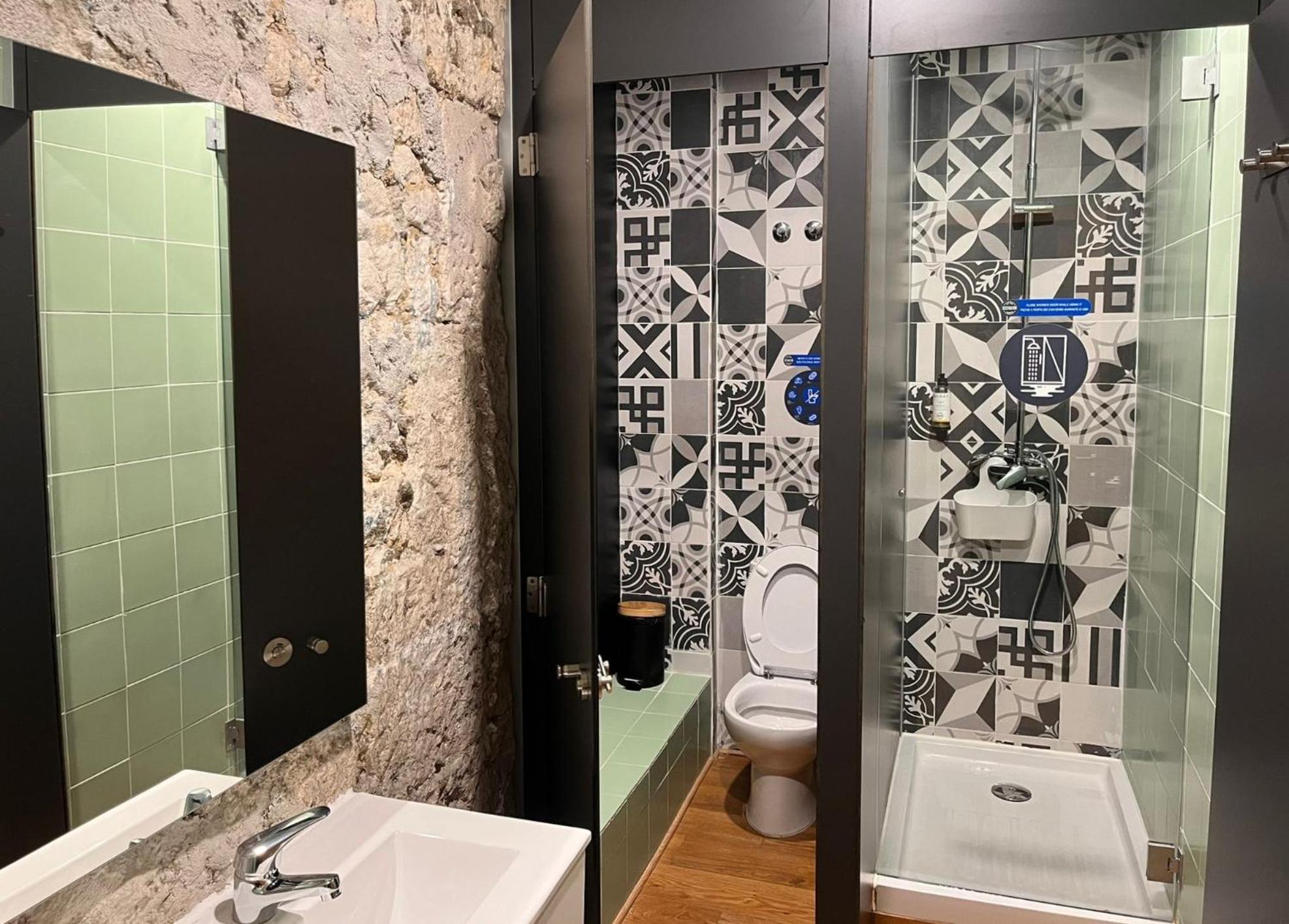 Posto Letto in Dormitorio Misto con 8 Letti