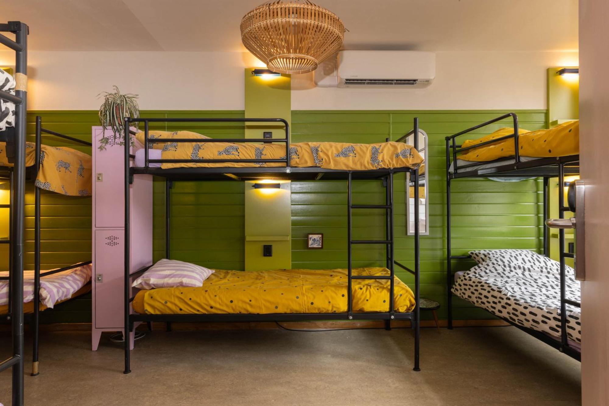 Letto a Castello in Dormitorio Misto per 12 Persone