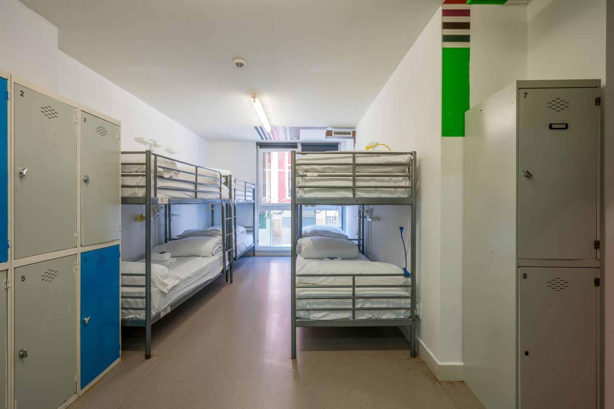 Dormitorio Misto con 8 Letti