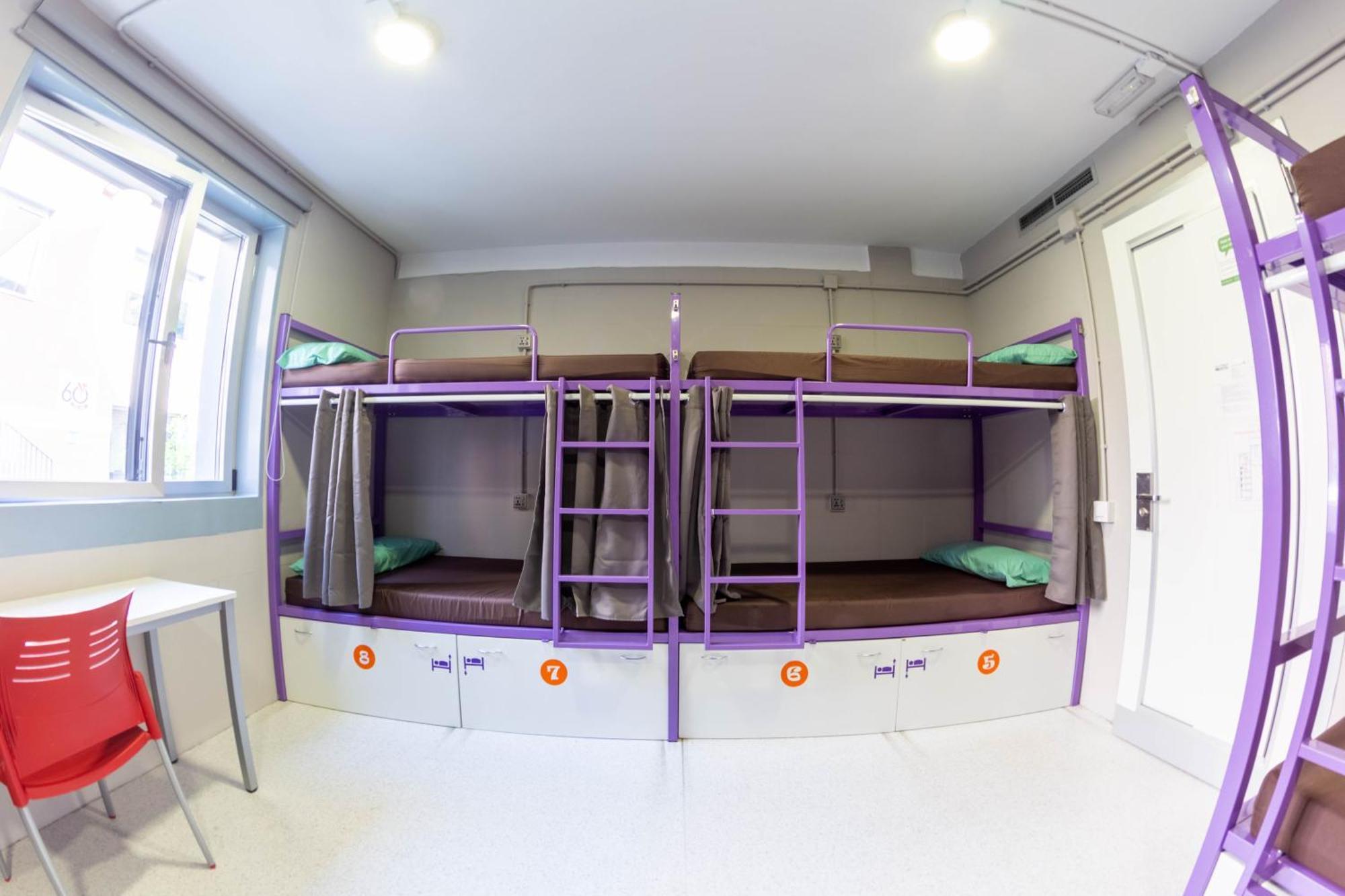 Posto Letto in Dormitorio Misto con 4 Letti
