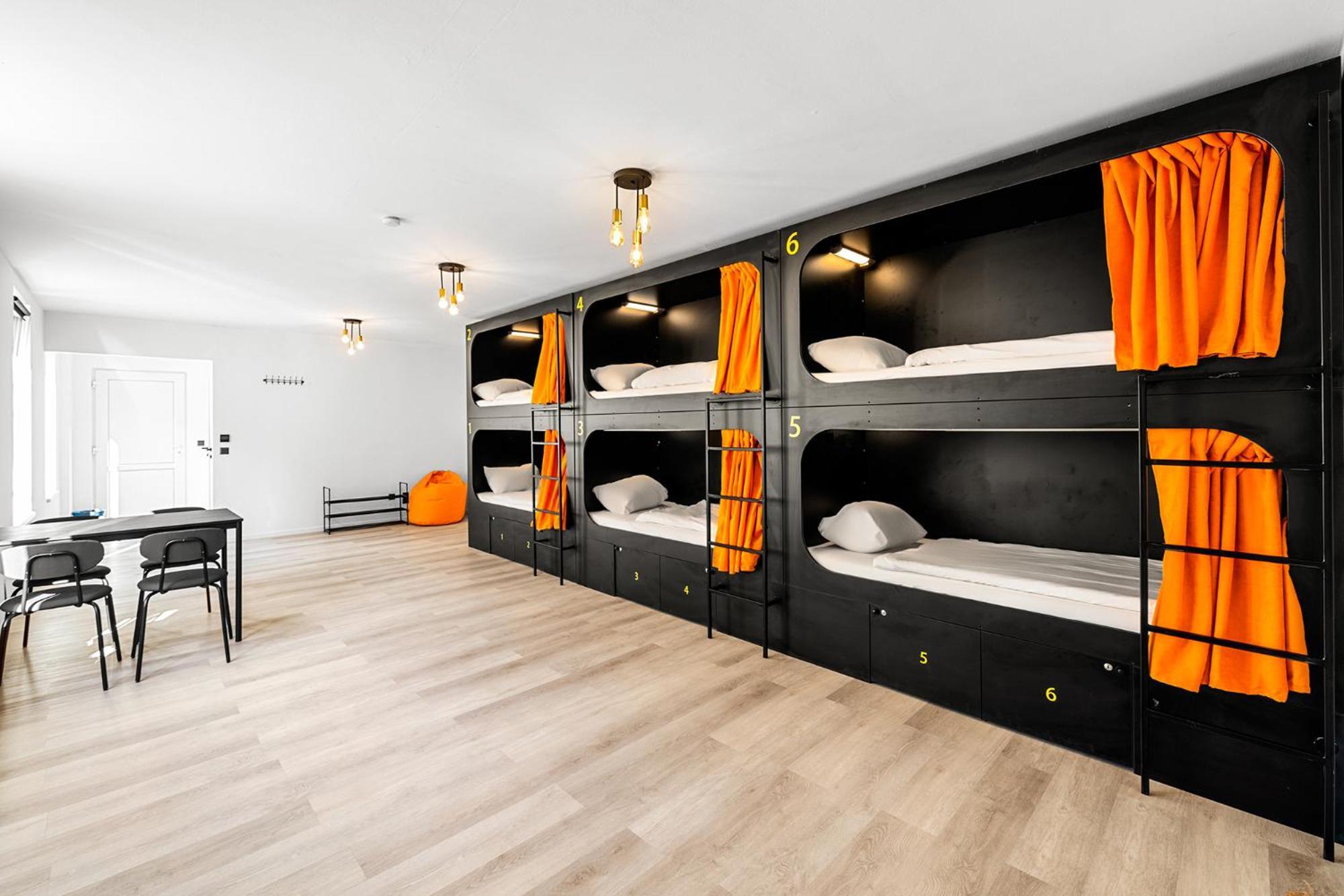 Posto Letto in Dormitorio Misto con 8 Letti