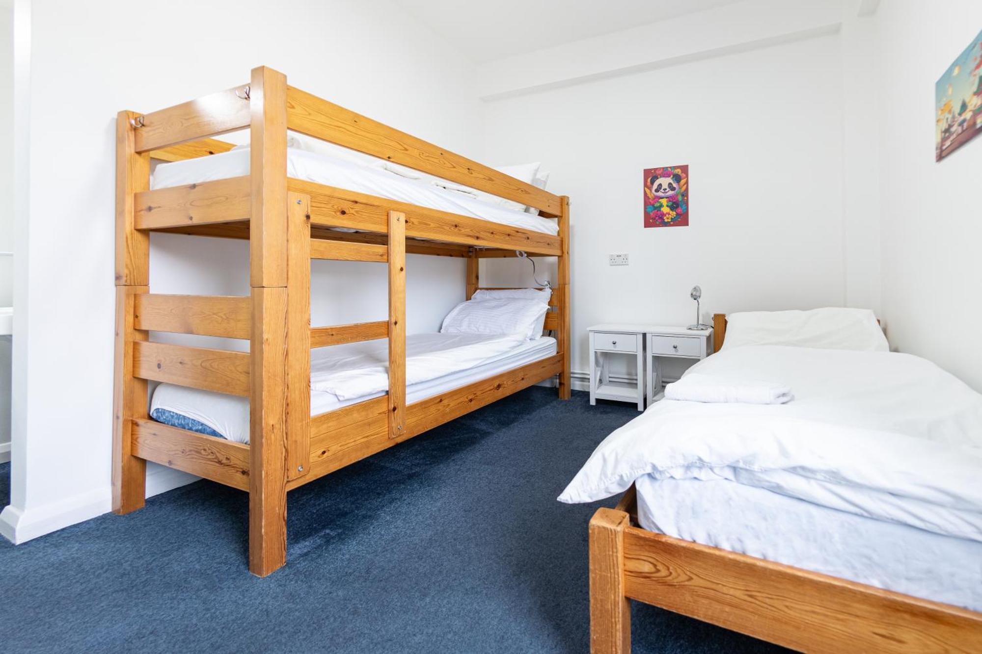Posto Letto in Dormitorio Femminile con 3 Letti