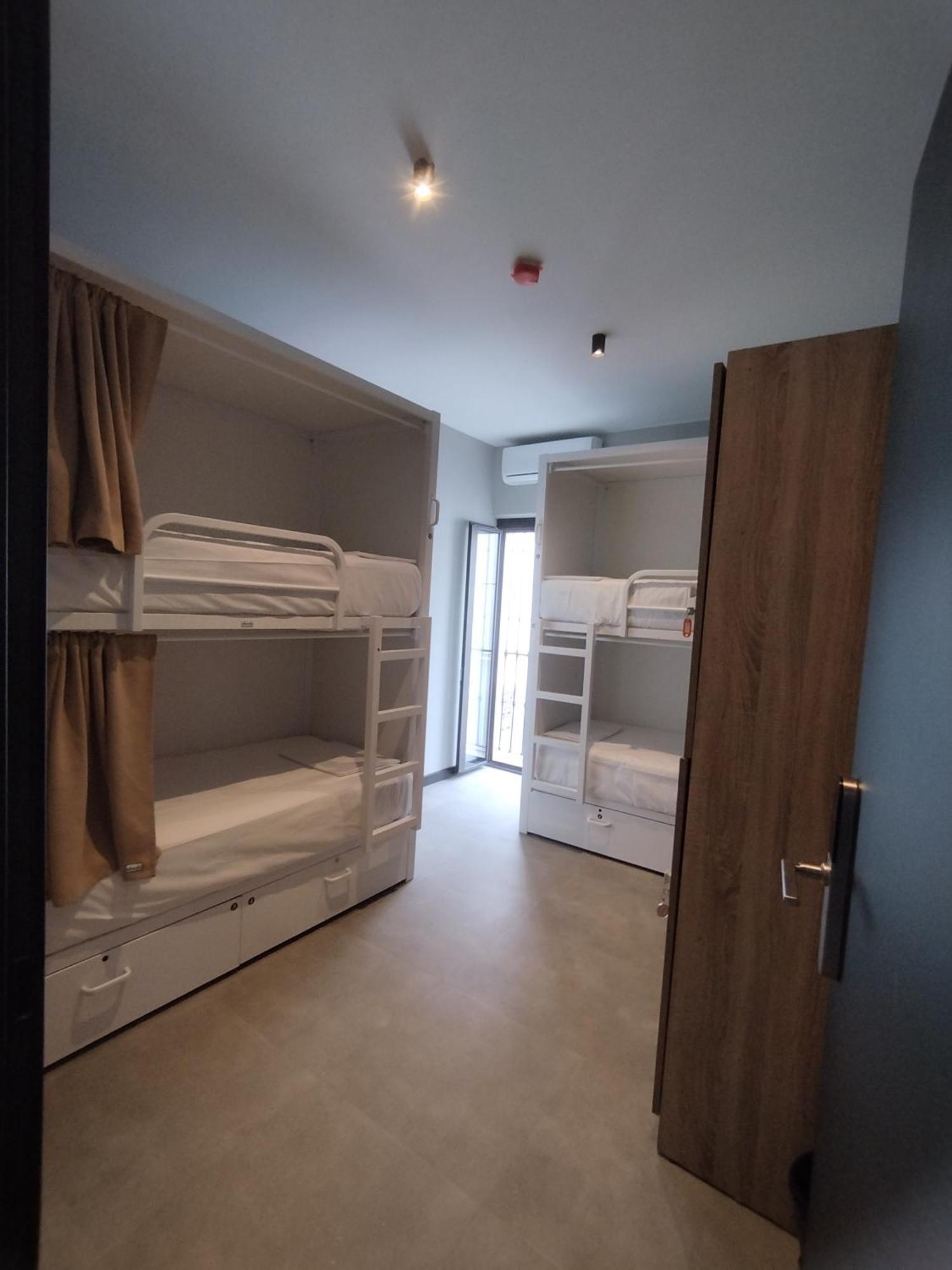 Posto Letto in Dormitorio con 4 Letti