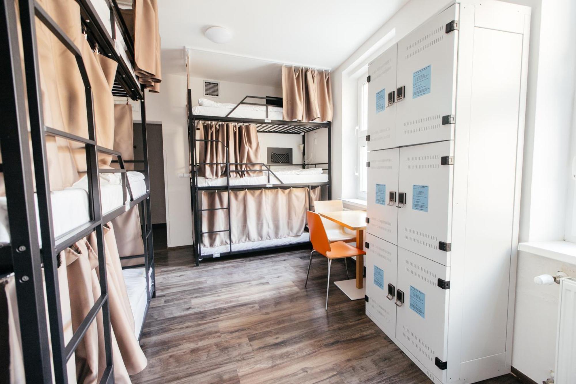 Letto Singolo in Dormitorio Misto con 12 Letti