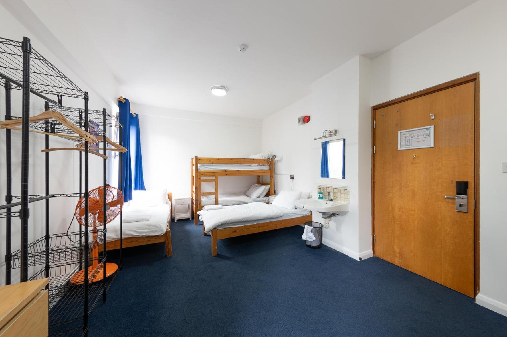 Posto Letto in Dormitorio Femminile con 6 Letti