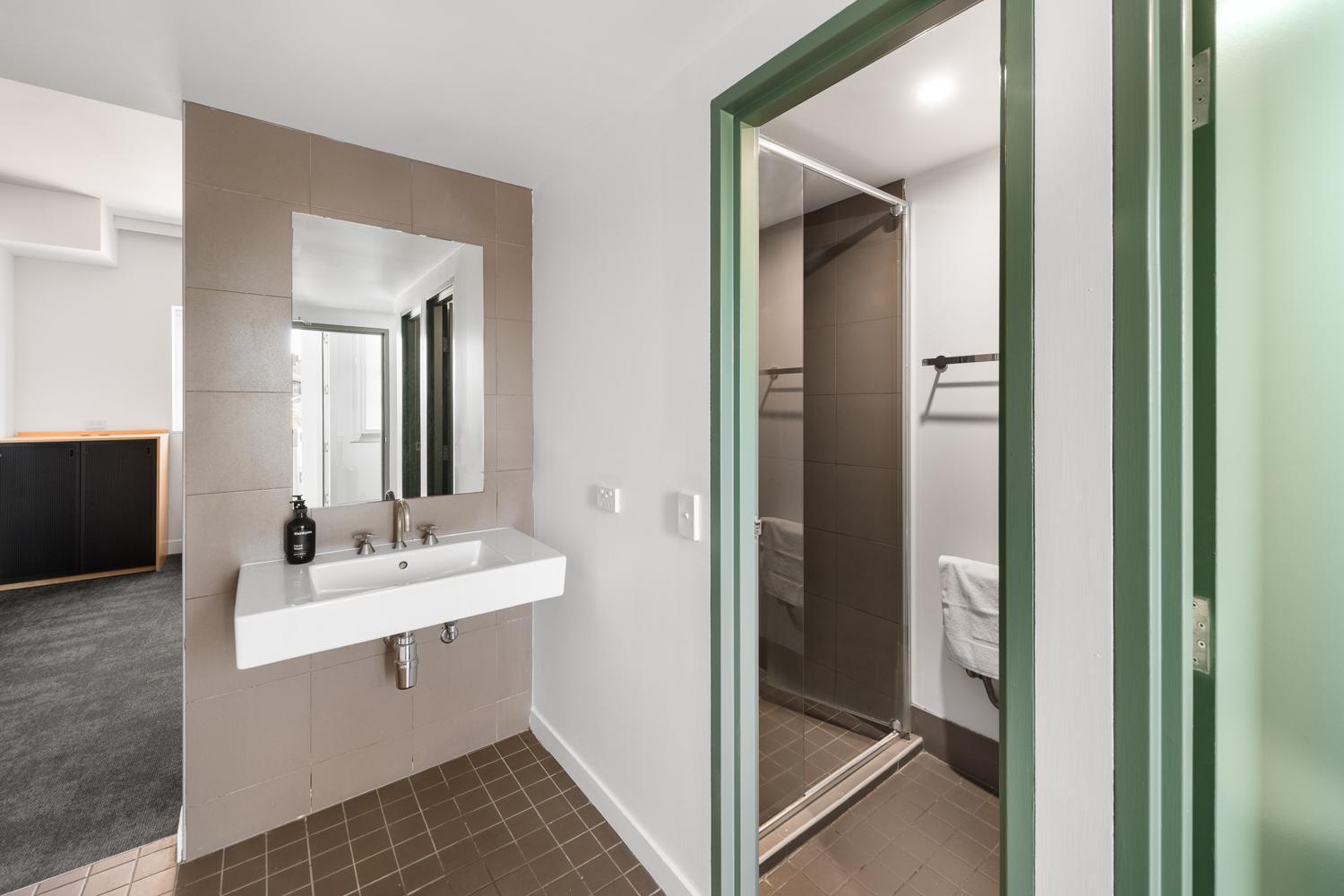 Posto Letto in Dormitorio Misto con 6 Letti e Bagno Privato