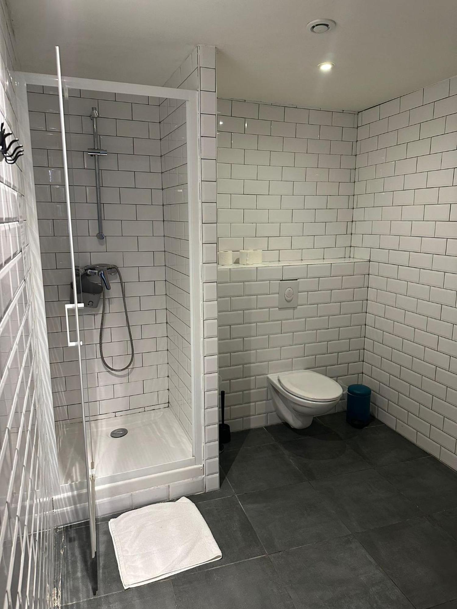 Posto Letto in Dormitorio Misto con 8 Letti