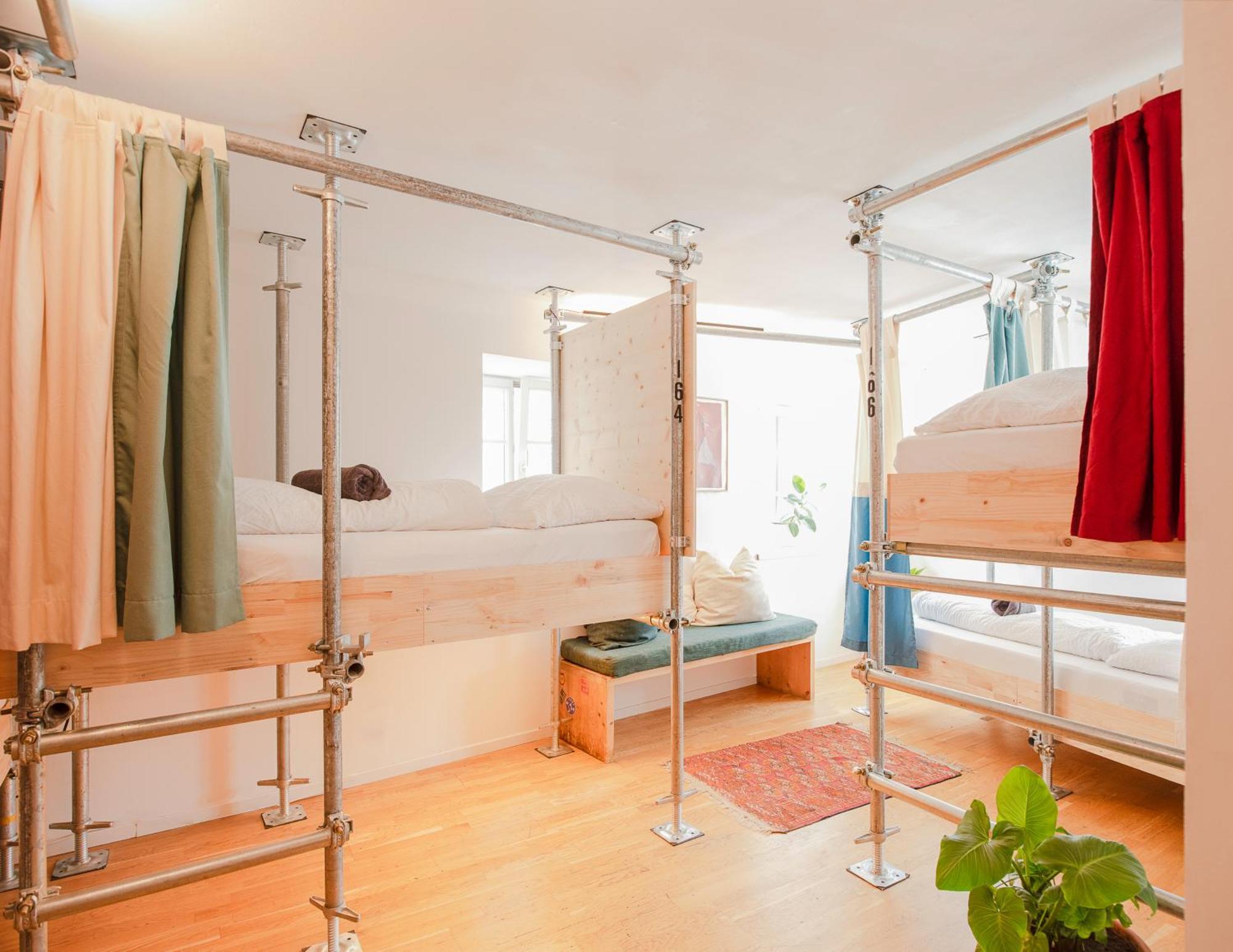 Letto Singolo in Dormitorio Femminile con 6 Posti