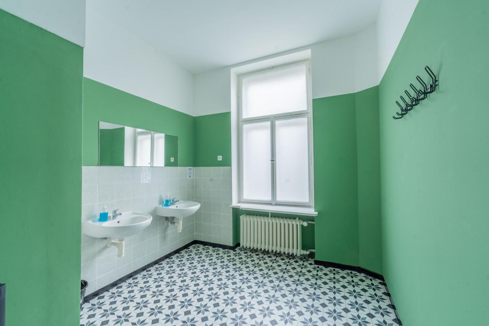 Posto Letto in Dormitorio Misto con 8 Letti