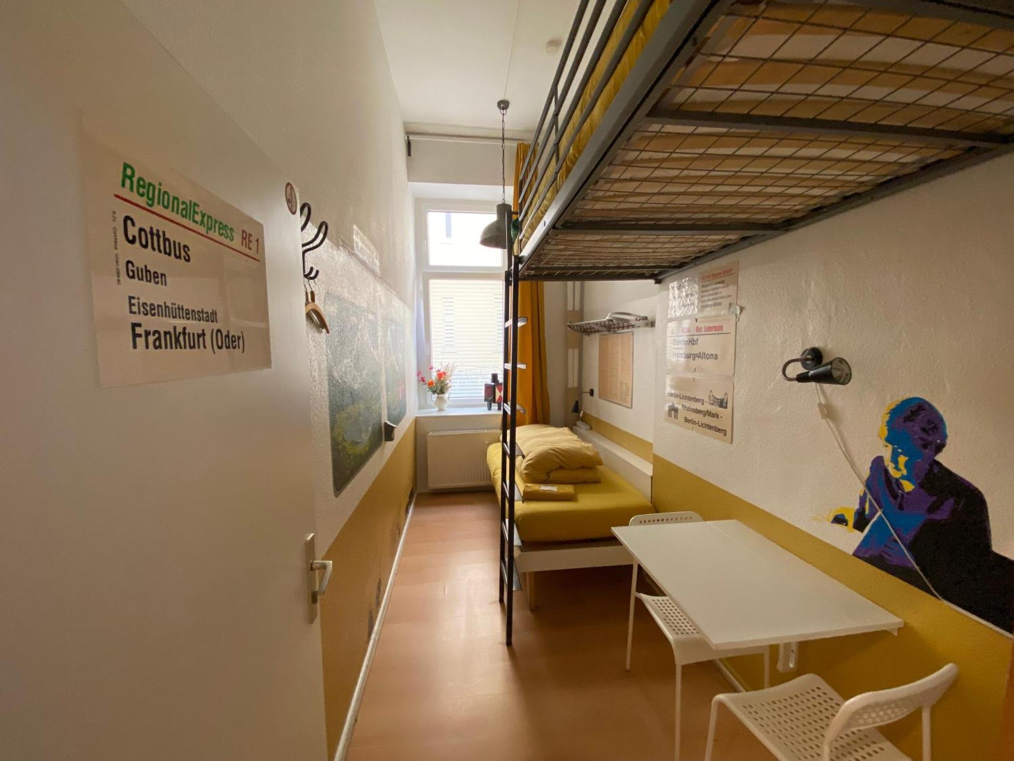 Camera Doppia con Letti Singoli e Bagno in Comune