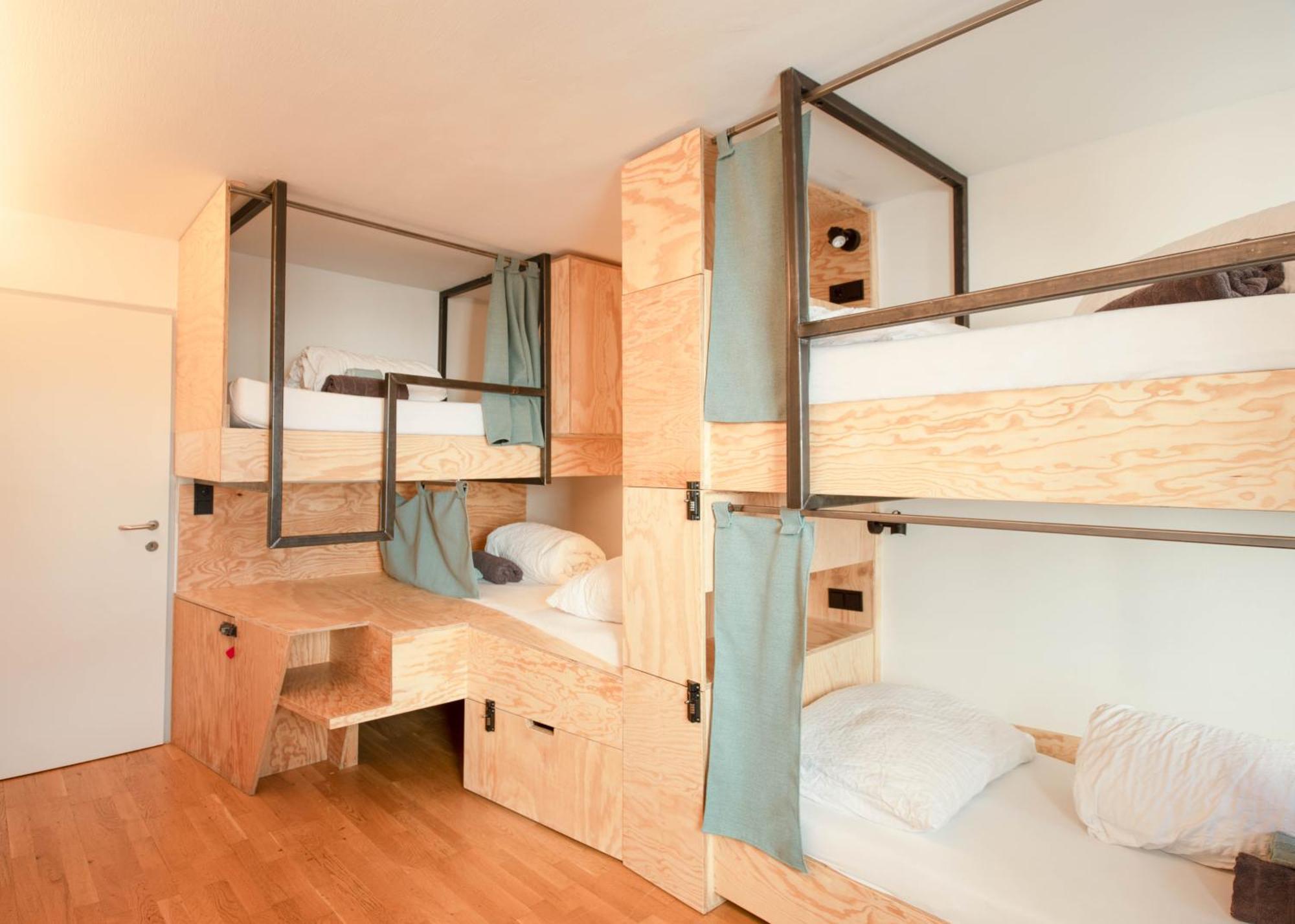 Letto Singolo in Dormitorio Femminile con 4 Letti