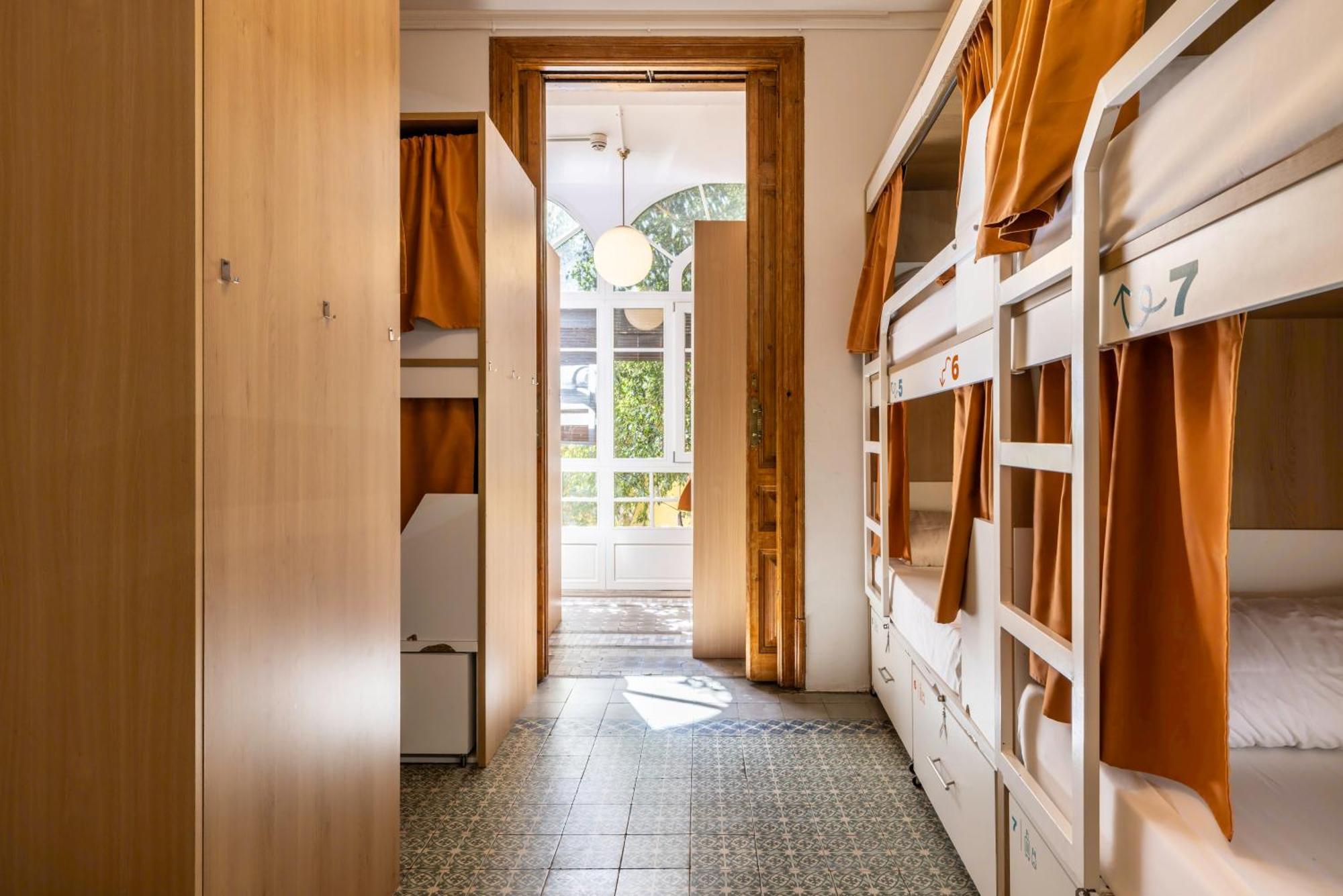 Posto Letto in Dormitorio Misto con 12 Letti e Bagno in Comune