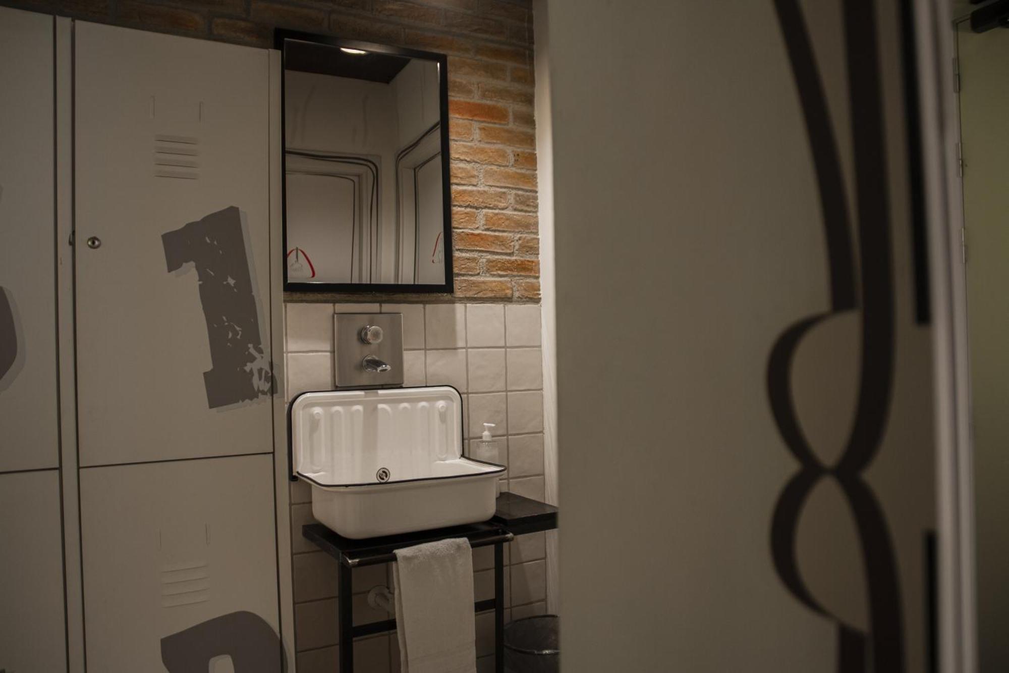 Letto Singolo in Dormitorio Femminile da 8 Posti con Bagno Privato
